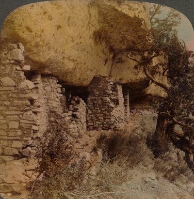Huizen van een verdwenen ras - Klifwoningen in Walnut Canyon, Arizona, 1903. Kunstenaars: Elmer Underwood, Bert Elias Underwood door Underwood and Underwood