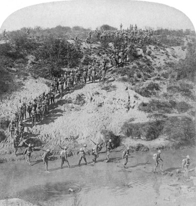 Infanterie die de Vet-rivier doorwaadt tijdens de opmars van Lord Roberts naar Pretoria, Zuid-Afrika, 1901 door Underwood and Underwood