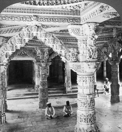 Interieur van de Tempel van Vimala Sah, Mount Abu, India, 1903 door Underwood and Underwood