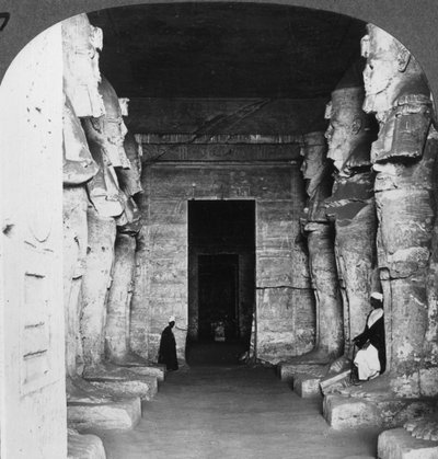 Interieur van de uit de rots gehouwen tempel van Abu Simbel, Egypte, 1905 door Underwood and Underwood