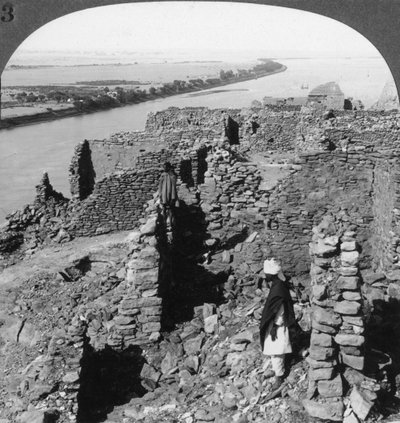 Kasr Qasr Ibrim en een uitzicht over de Nijl in Nubië, Egypte, 1905 door Underwood and Underwood