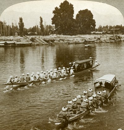 Lady Curzxon reist op de staatsboot van de Maharaja, Kasjmir, India, ca. 1900. door Underwood and Underwood