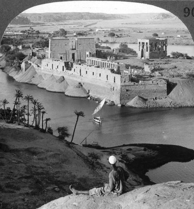 Uitzicht op het eiland Philae en zijn tempels, Egypte door Underwood and Underwood