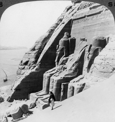 Uitzicht op de rivier langs de voorkant van de tempel van Abu Simbel, Egypte door Underwood and Underwood