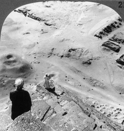 Kijkend naar de zuidwestelijke hoek van de Grote Piramide, Egypte, 1905 door Underwood and Underwood