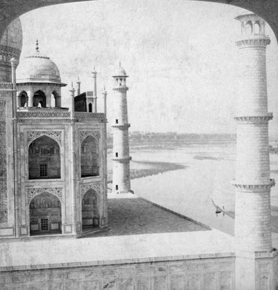 Kijkend naar het noordwesten vanaf de Taj Mahal over de Jumna rivier naar Agra, India, 1903 door Underwood and Underwood