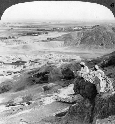 Zicht naar het zuiden over de Thebaanse vlakte en tempels van Medinet Habu, Egypte, 1905 door Underwood and Underwood