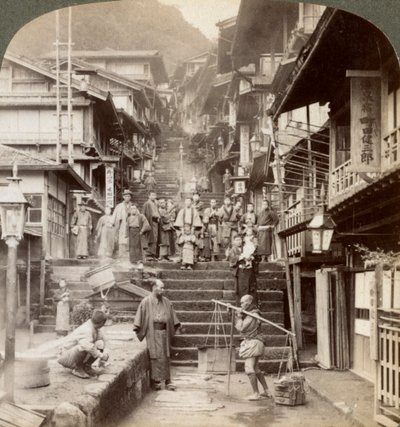 Hoofdstraat omhoog de steile kant van de berg Haruna in een beroemd dorp met warmwaterbronnen, Ikao, Japan, 1904 door Underwood and Underwood