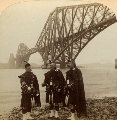 Mannen in Hooglandse kleding voor de Forth Bridge, Schotland door Underwood and Underwood