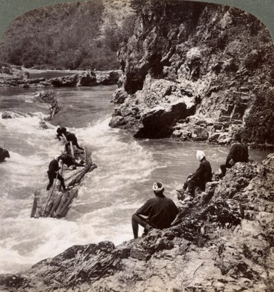 Mannen op een vlot, schieten de Hozu Rapids op de Katsura-rivier, Kyoto, Japan, 1904 door Underwood and Underwood