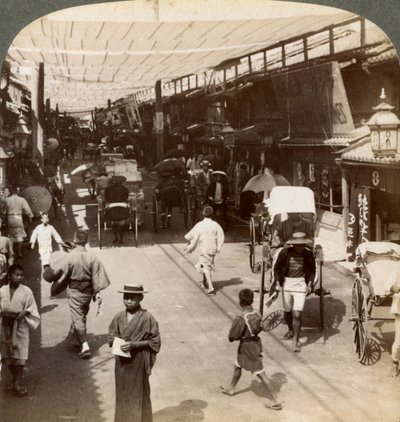 Zomerse drukte onder de luifels van Shijo Bashidori, een drukke verkeersader van Kyoto, Japan, 1904 door Underwood and Underwood