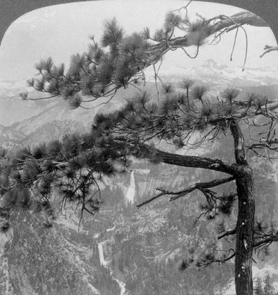 Nevada Falls, Vernal Falls en Liberty Cap, Yosemite Valley, Californië, VS door Underwood and Underwood