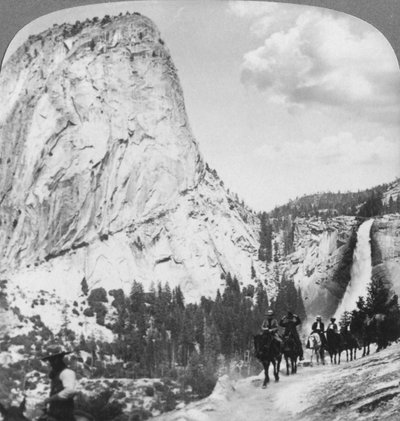 Nevada Falls en Liberty Cap vanaf een pad, Yosemite Valley, Californië, VS door Underwood and Underwood