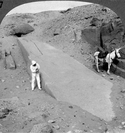 Tweeënnegentig voet obelisk nog liggend in de steengroeve van Assuan Aswan, Egypte, 1905 door Underwood and Underwood