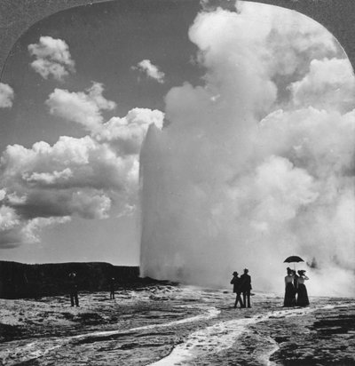Old Faithful geiser, Yellowstone National Park, VS door Underwood and Underwood