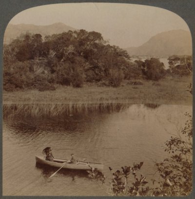 Op het Bovenmeer van het mooie Killarney, Ierland, 1901 door Underwood and Underwood
