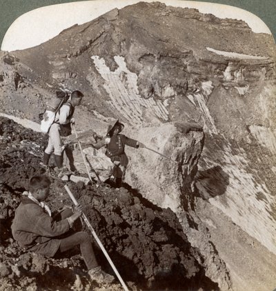 Kijkend vanaf de met lava bedekte rand naar de krater van de Fuji, Japan, 1904 door Underwood and Underwood