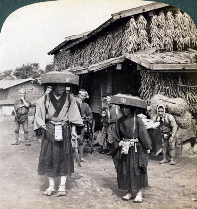 Pelgrimsbedelaars die kleine gongs slaan, nabij het Kawaguchi-meer, Japan, 1904 door Underwood and Underwood