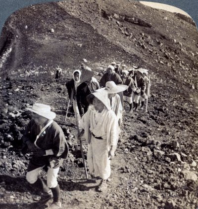 Pelgrims aan het einde van hun beklimming van de berg Fuji Fujiyama, Japan, 1904 door Underwood and Underwood