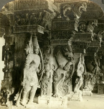 Zuilen van een hindoetempel, Madurai, India door Underwood and Underwood