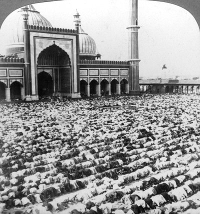 Bidden bij Jumma Musjid, Delhi, India door Underwood and Underwood