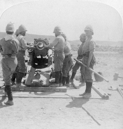 Een granaat in een belegeringskanon plaatsen bij de Modderrivier, Zuid-Afrika, Boerenoorlog door Underwood and Underwood