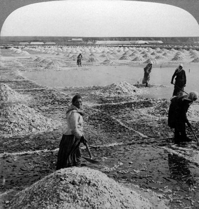 Reservoir na verdamping, het omkeren van de zoutvelden, Solinen, Rusland door Underwood and Underwood