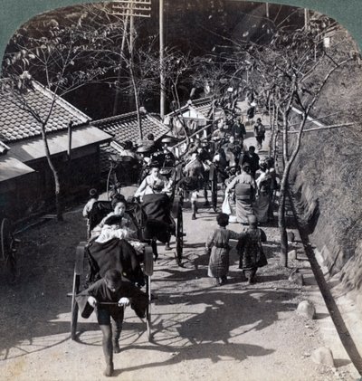 Rijden naar de Daijingu-tempel, voor het Shinto-festival van aanbidding van de zonnegodin, Yokohama, Japan, 1904 door Underwood and Underwood