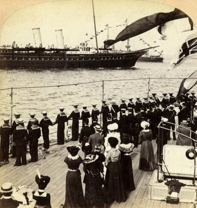 Koninklijk jacht passeert het slagschip HMS Nile, Kroningsreview, Spithead, Hampshire, 1902 door Underwood and Underwood