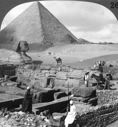 Ruïnes van de granieten tempel, de Sfinx en de Grote Piramide, Egypte, 1905 door Underwood and Underwood