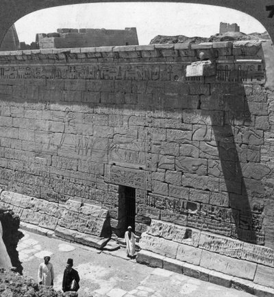 Scènes van gevechten en de jacht uitgehouwen op een muur in Medinet Habu, Thebe, Egypte, 1905 door Underwood and Underwood