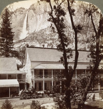 Sentinel Hotel, kijkend naar het noorden over de vallei naar Yosemite Falls, Californië, VS, 1902 door Underwood and Underwood