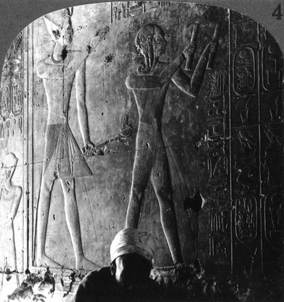 Sethos I en zijn zoon Ramses II aanbidden hun voorouders, Abydos, Egypte, ca. 1900 door Underwood and Underwood