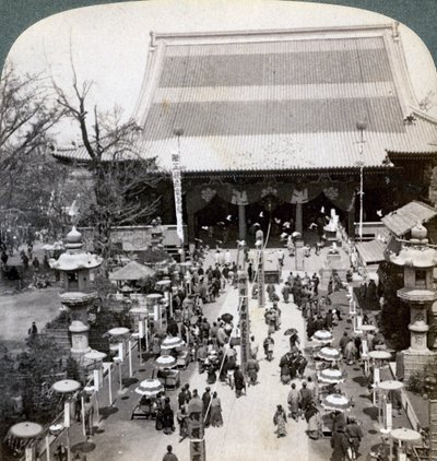 Zuidkant van de Asakusa-tempel, Tokio, Japan, 1904 door Underwood and Underwood