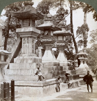 Stenen lantaarns bij Sumiyoshi, Osaka, Japan door Underwood and Underwood