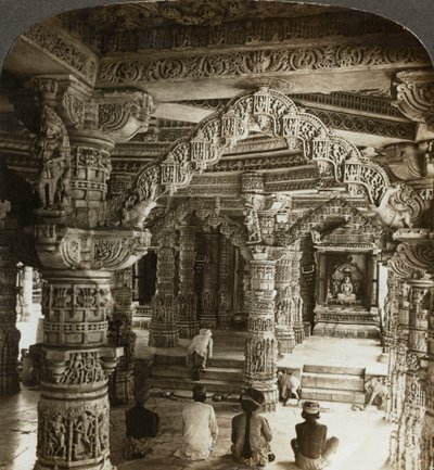 Tempel van Vimal Vasahi, Mount Abu, Rajasthan, India door Underwood and Underwood