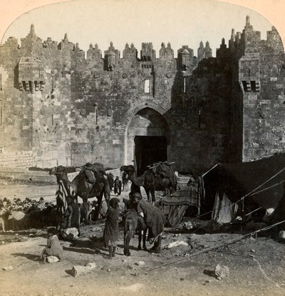De Damascuspoort, de noordelijke ingang van Jeruzalem, Palestina door Underwood and Underwood
