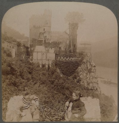 De Rheinstein, het meest pittoreske van de Rijnkastelen - N. vanaf de S. muur van het bastion, Duitsland door Underwood and Underwood