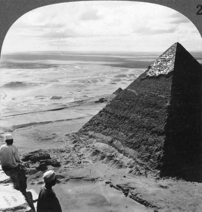 De Tweede Piramide, met een deel van de originele bekleding, Egypte, 1905 door Underwood and Underwood