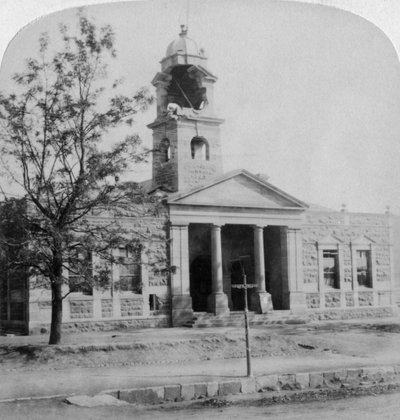 Het Stadhuis, getroffen door een Boerenkanonskogel tijdens het beleg, Ladysmith, Zuid-Afrika, 1901 door Underwood and Underwood
