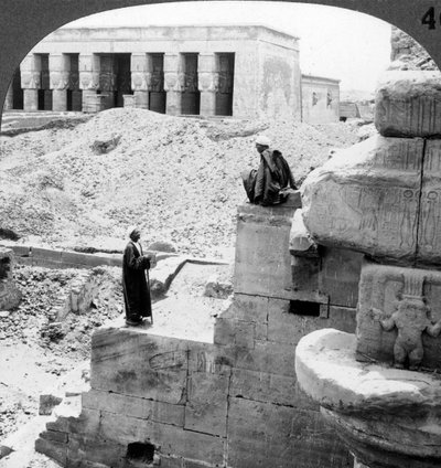 De prachtige Tempel van Hathor in Denderah, Egypte, 1905 door Underwood and Underwood