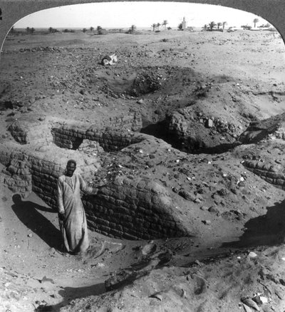 De bakstenen opslagkamers van Pithom, gebouwd door Hebreeuwse slaven, Egypte door Underwood and Underwood
