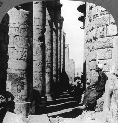 De beroemde zuilengalerij in de grote Tempel van Karnak, Thebe, Egypte, 1905 door Underwood and Underwood