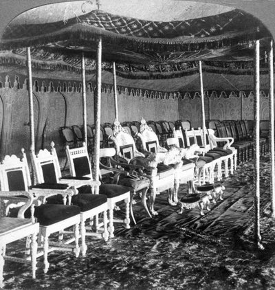 Het gouden baldakijn in de Durbar-tent van de Maharaja van Kasjmir, Delhi, India, 1903 door Underwood and Underwood