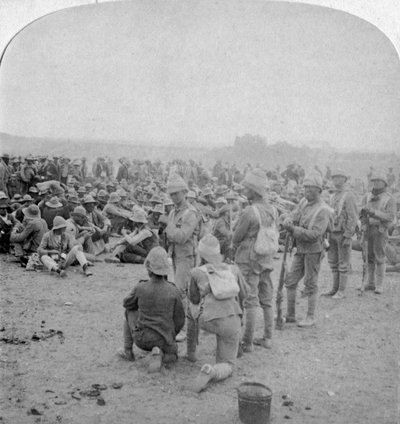 De overmeesterde Boerengevangenen rusten op de weg van Paardeberg naar Modderrivier, 1900 door Underwood and Underwood