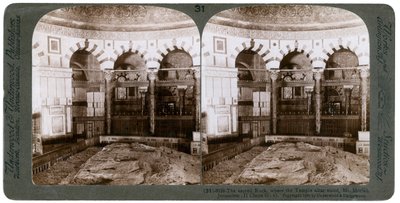 De heilige rots, waar het tempelaltaar stond, Berg Moriah, Jeruzalem, Palestina, 1900 door Underwood and Underwood