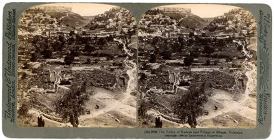 De vallei van Kedron en het dorp Siloam, buiten de muur van Jeruzalem, Palestina, 1896 door Underwood and Underwood