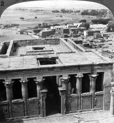 De wonderbaarlijk bewaarde tempel in Edfu, Egypte, 1905 door Underwood and Underwood