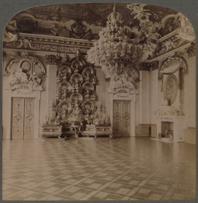 Troonzaal, Koninklijk Paleis, Berlijn, met borden beladen dressoir en koninklijke decoraties, Duitsland, 1903 door Underwood and Underwood