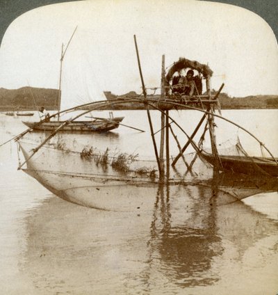 Arbeider van de zee, met zijn merkwaardig visnet, baai van Matsushima, Japan, 1904 door Underwood and Underwood